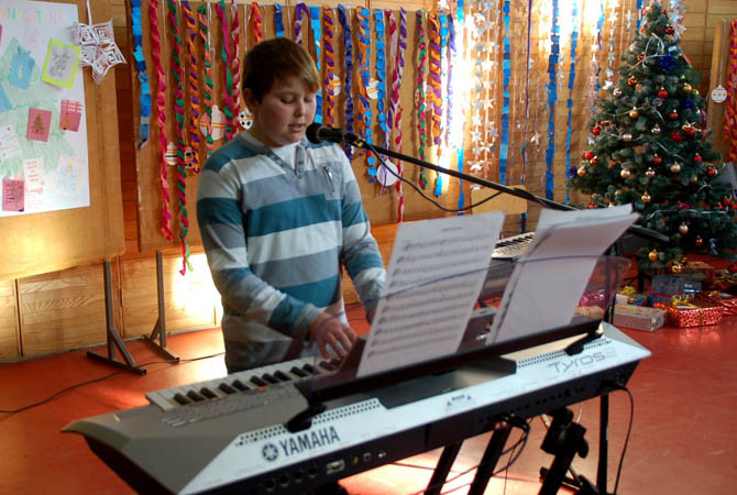 Ujévi  koncert a Zmaj iskolában 2015. december 23. képek